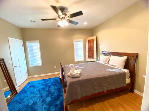 een slaapkamer met een bed met een witte zwaan erop bij Your Dream Home in Milwaukee