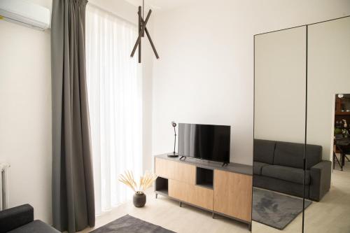 un soggiorno con TV su un centro di intrattenimento in legno di home72 a Trani