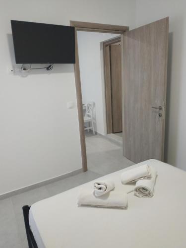 TV a/nebo společenská místnost v ubytování Creta Sun Apartments