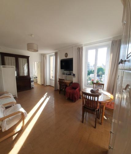 un salon avec une table et une salle à manger dans l'établissement GHIS Lotus, à Cannes