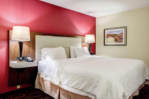Ένα ή περισσότερα κρεβάτια σε δωμάτιο στο Hampton Inn St. Joseph