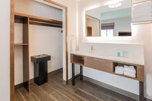 a bathroom with a sink and a mirror at Hampton Inn & Suites Windsor-Sonoma Wine Country in Windsor