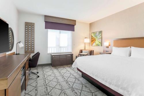 a hotel room with a bed and a desk at Hampton Inn & Suites Windsor-Sonoma Wine Country in Windsor