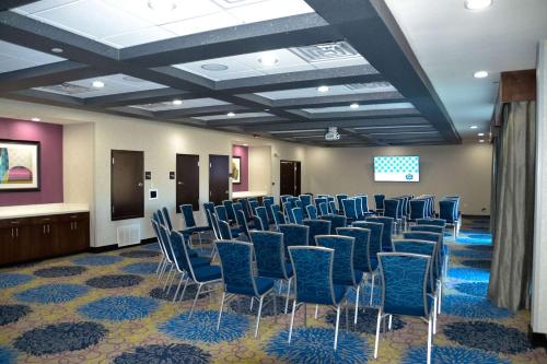 a room with a bunch of chairs and a screen at Hampton Inn & Suites Tyler-South in Tyler