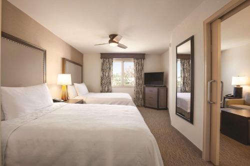 Habitación de hotel con 2 camas y TV en Homewood Suites Tucson St. Philip's Plaza University, en Tucson