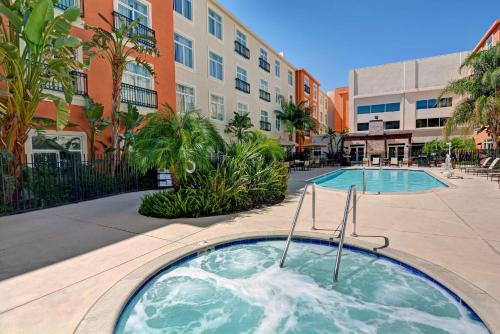 Πισίνα στο ή κοντά στο Embassy Suites Valencia