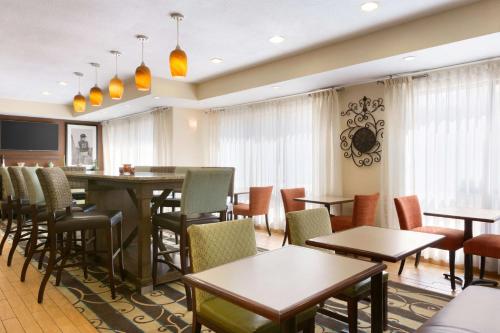 un ristorante con tavoli, sedie e finestre di Hampton Inn Zanesville a Zanesville