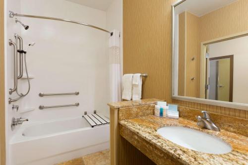 y baño con lavabo, bañera y ducha. en Hampton Inn Zanesville, en Zanesville