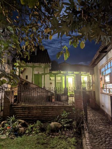 Taman di luar Posada Cafe La Huerta
