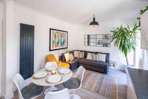 a living room with a table and a couch at The Life Of Riley in Brighton & Hove