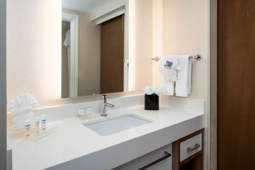 y baño con lavabo blanco y espejo. en Homewood Suites by Hilton Salt Lake City Downtown en Salt Lake City