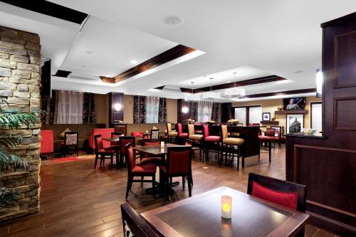 a restaurant with tables and chairs and a bar at Hampton Inn Statesville in Statesville