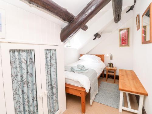 una camera con letto e tavolo in legno di Castle View a Dunster