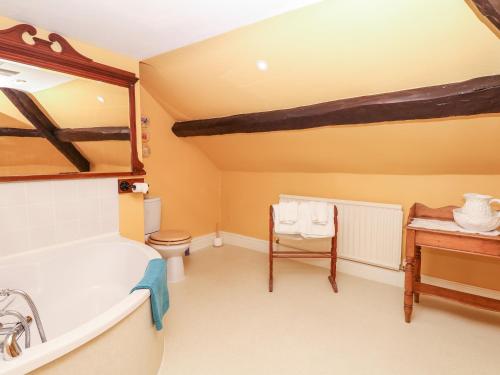 Un baño con bañera, inodoro y lavabo. en Castle View, en Dunster