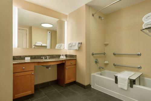 uma casa de banho com uma banheira, um lavatório e um chuveiro em Homewood Suites by Hilton Allentown-Bethlehem Airport em Bethlehem