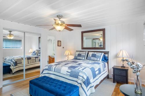 1 dormitorio con 1 cama y ventilador de techo en Beach & Breezes, en Huntington Beach