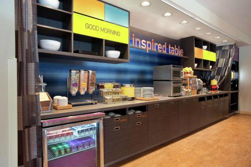 サンアントニオにあるHome2 Suites by Hilton San Antonio Airport, TXのファストフードレストラン(カウンター付)