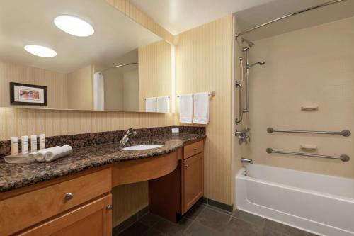 y baño con lavabo, bañera y ducha. en Homewood Suites by Hilton Allentown-West/Fogelsville, en Fogelsville