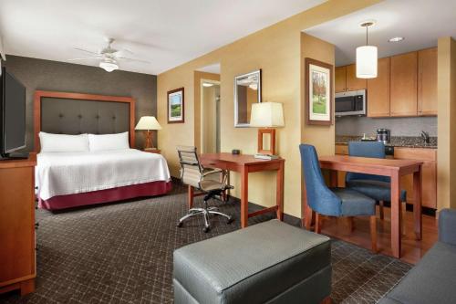 ein Hotelzimmer mit einem Bett und einem Schreibtisch in der Unterkunft Homewood Suites by Hilton Allentown-West/Fogelsville in Fogelsville