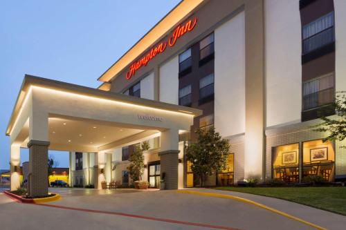 a hotel with a sign on the front of it at Hampton Inn Fort Worth Southwest Cityview in Fort Worth