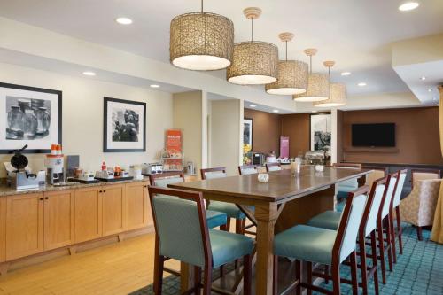 a large dining room with a table and chairs at Hampton Inn Fort Worth Southwest Cityview in Fort Worth