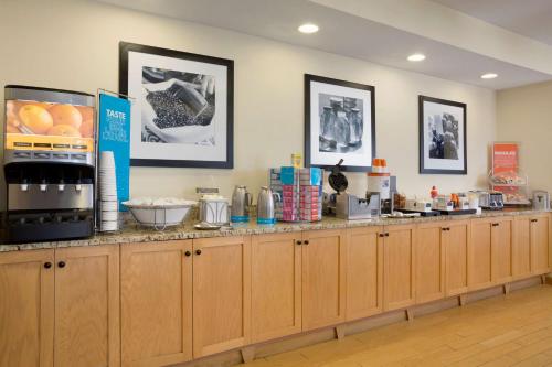 een keuken met houten kasten en een aanrecht bij Hampton Inn Fort Worth Southwest Cityview in Fort Worth