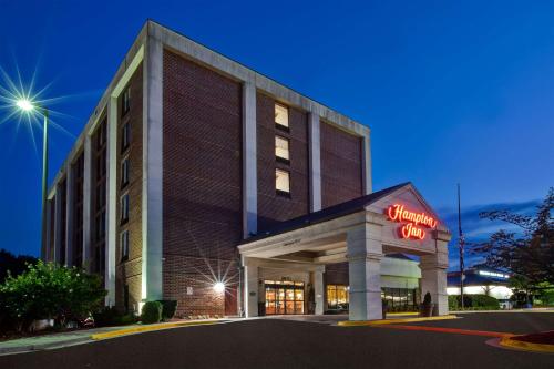 a hotel with a sign on the front of it at Hampton Inn College Park in College Park