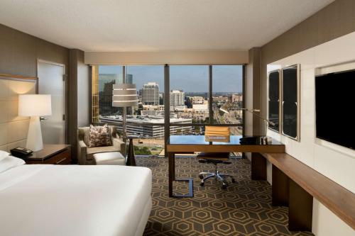 una camera d'albergo con letto, scrivania e finestra di DoubleTree by Hilton Hotel Dallas Campbell Centre a Dallas