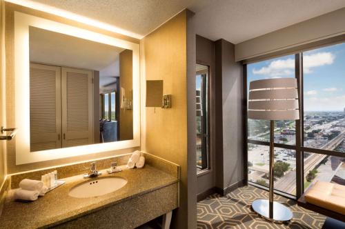 DoubleTree by Hilton Hotel Dallas Campbell Centre Image