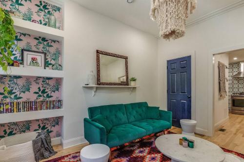 sala de estar con sofá verde y espejo en Beautiful & Stylish 2 BDR Hosted By StayRafa (1F) en Filadelfia