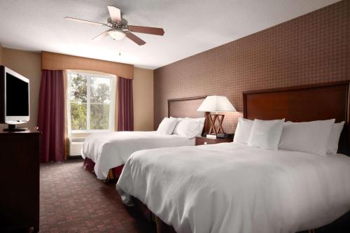 Habitación de hotel con 2 camas y ventilador de techo. en Homewood Suites Atlantic City Egg Harbor Township, en Egg Harbor Township