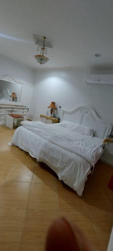 a bedroom with a large white bed in a room at سما رفحاء للشقق المخدومة in Rafha