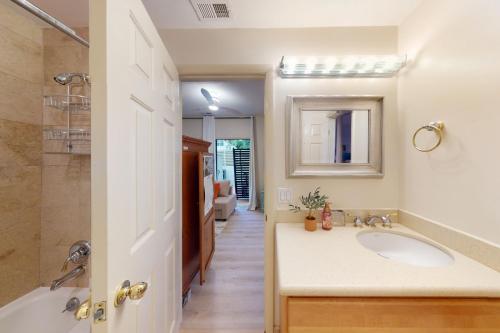 ein Badezimmer mit einem Waschbecken, einer Dusche und einer Badewanne in der Unterkunft Golfmaster, Unit 1301 in Hilton Head Island