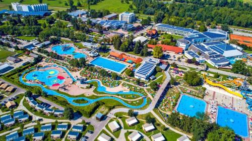 - une vue aérienne sur un complexe avec de nombreuses piscines dans l'établissement Apartma JP Terme Čatež, à Čatež ob Savi