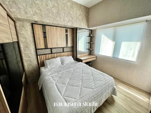 Ένα ή περισσότερα κρεβάτια σε δωμάτιο στο Nawasena Studio at Solo Paragon Apartment