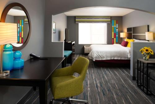 a hotel room with a bed and a desk at Hampton Inn Glenwood Springs in Glenwood Springs