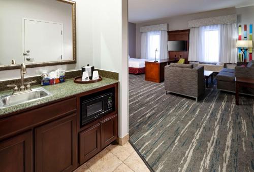 a hotel room with a kitchen and a living room at Hampton Inn & Suites Texarkana in Texarkana