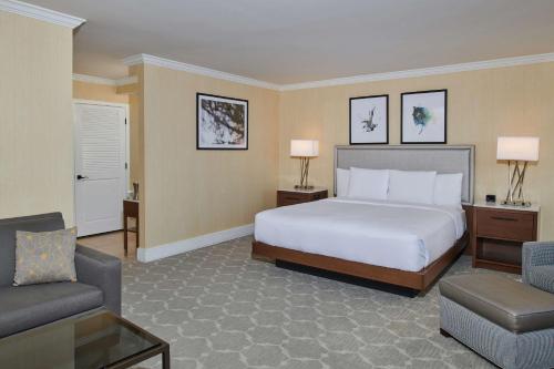 En eller flere senge i et værelse på DoubleTree by Hilton Hotel Salt Lake City Airport