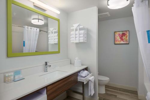 ein Bad mit einem Waschbecken und einem WC in der Unterkunft Hampton Inn Sherwood Portland in Sherwood