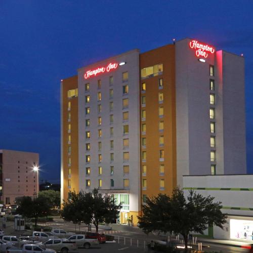 un edificio de hotel con un cartel encima en Hampton by Hilton Reynosa Zona Industrial, en Reynosa