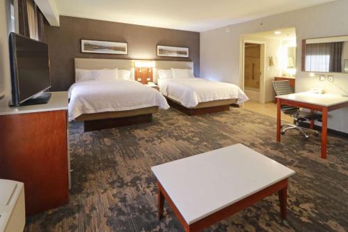Habitación de hotel con 2 camas y TV de pantalla plana. en Hampton by Hilton Chihuahua en Chihuahua