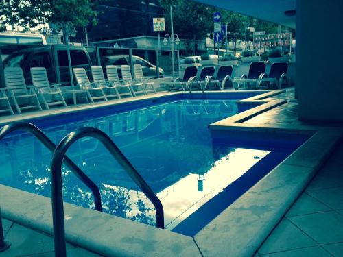 Piscina a Hotel Nelson o a prop
