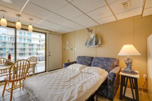 威尔伍德克拉斯特Cozy Oceanfront Condo with Pool and Beach Access!的一间卧室，里面有一张床、一张沙发和一张桌子