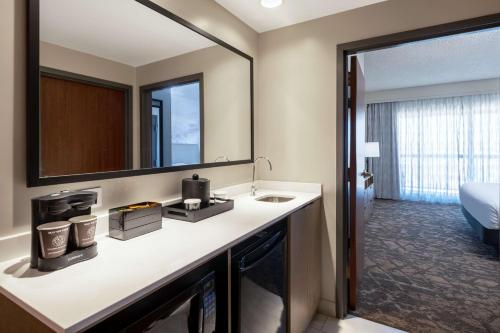 Ένα ή περισσότερα κρεβάτια σε δωμάτιο στο Embassy Suites by Hilton Albuquerque