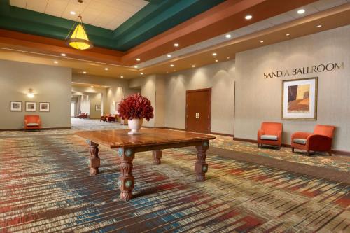 Χώρος καθιστικού στο Embassy Suites by Hilton Albuquerque