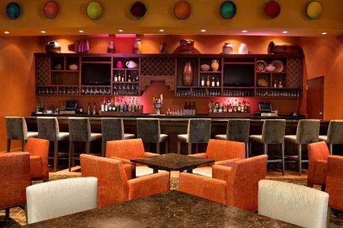 Ο χώρος του lounge ή του μπαρ στο Embassy Suites by Hilton Albuquerque