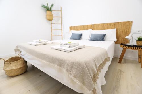 Un dormitorio con una cama con dos platos. en Apartamento Familiar, luminoso y mediterraneo. Wifi!!, en Puerto Sagunto