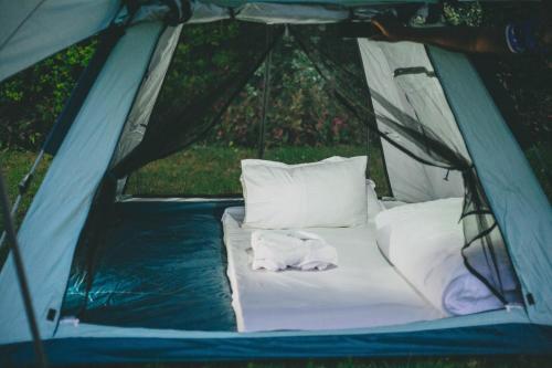 - un lit dans une tente avec 2 oreillers dans l'établissement Shose Campsite, à Shiri