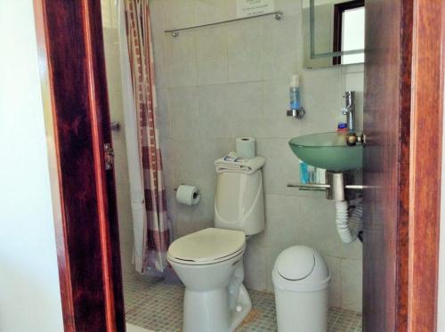 uma casa de banho com um WC e um lavatório em Posada Malix Pek em Tulum