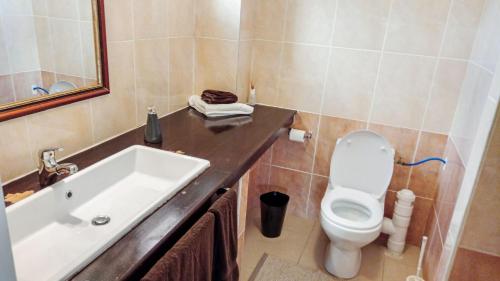 a bathroom with a sink and a toilet and a tub at Residence Catalina APT 3 in Grand Case